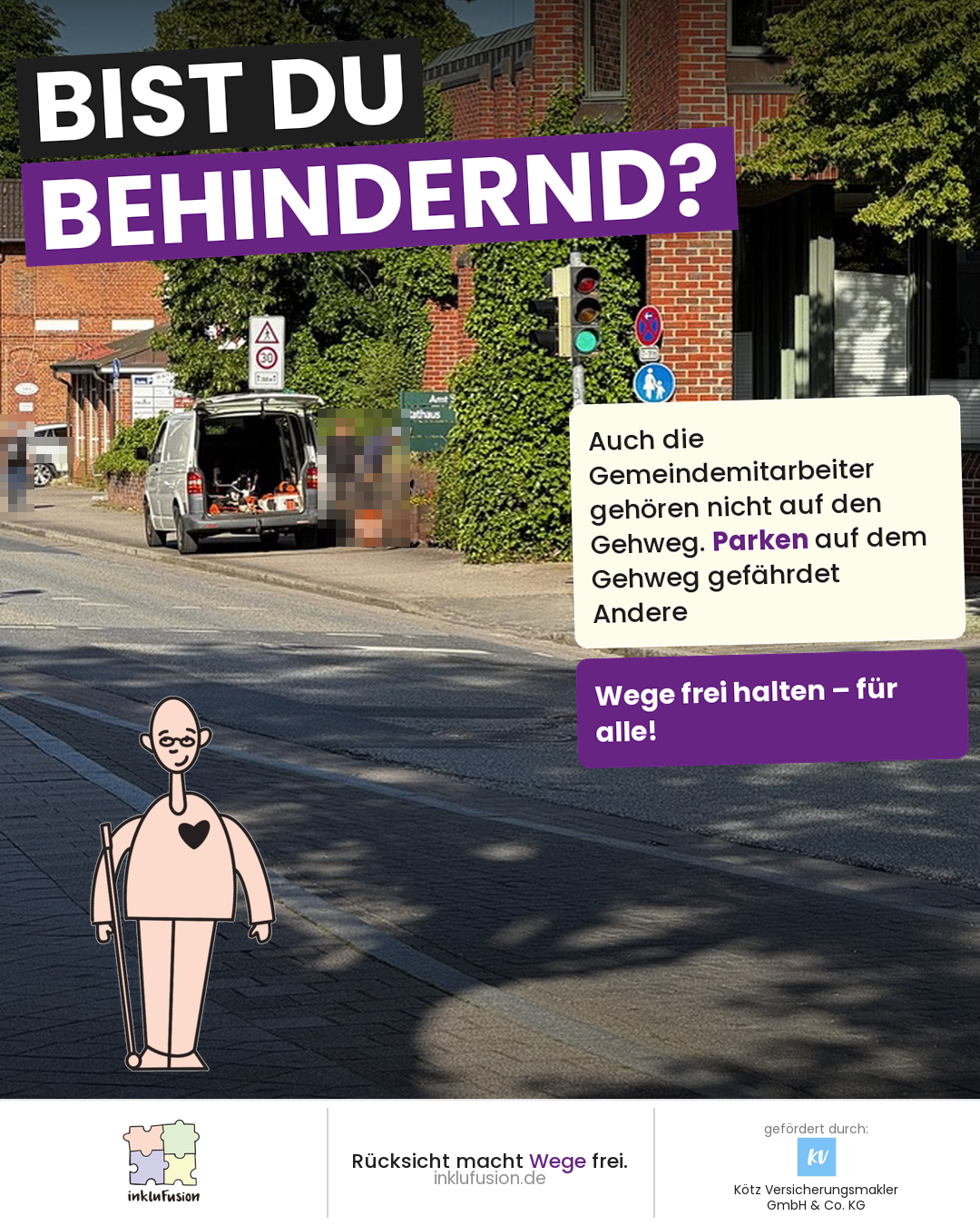 Ein Kastenwagen der Gemeinde parkt mit offener Heckklappe auf dem Gehweg vor einem Backsteingebäude, daneben ein Schild mit der Aufschrift „Amt – Rathaus“. Personen im Bild sind unkenntlich gemacht. Vorn links steht die gezeichnete InkluFusion-Figur mit Langstock am Fahrbahnrand.