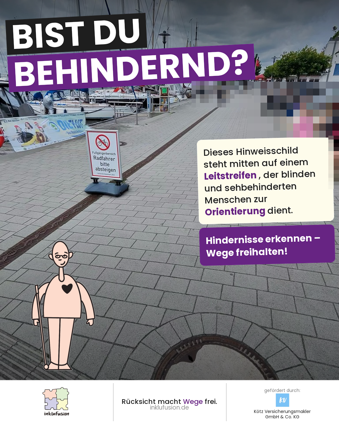 Eine gepflasterte Hafenpromenade mit einem dunklen Leitstreifen im Boden. Mitten auf dem Streifen steht ein Aufsteller mit einem durchgestrichenen Fahrrad und der Aufschrift „Fußgängerbereich – Radfahrer bitte absteigen“. Links liegen Segelboote, rechts sind Personen im Hintergrund unkenntlich gemacht. Links im Bild steht die gezeichnete InkluFusion-Figur mit Langstock.